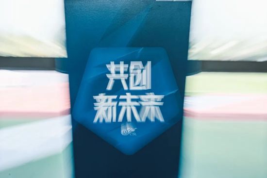 因为我不太会系凉鞋的搭扣，所以只好一步一拖地走到阳台上。